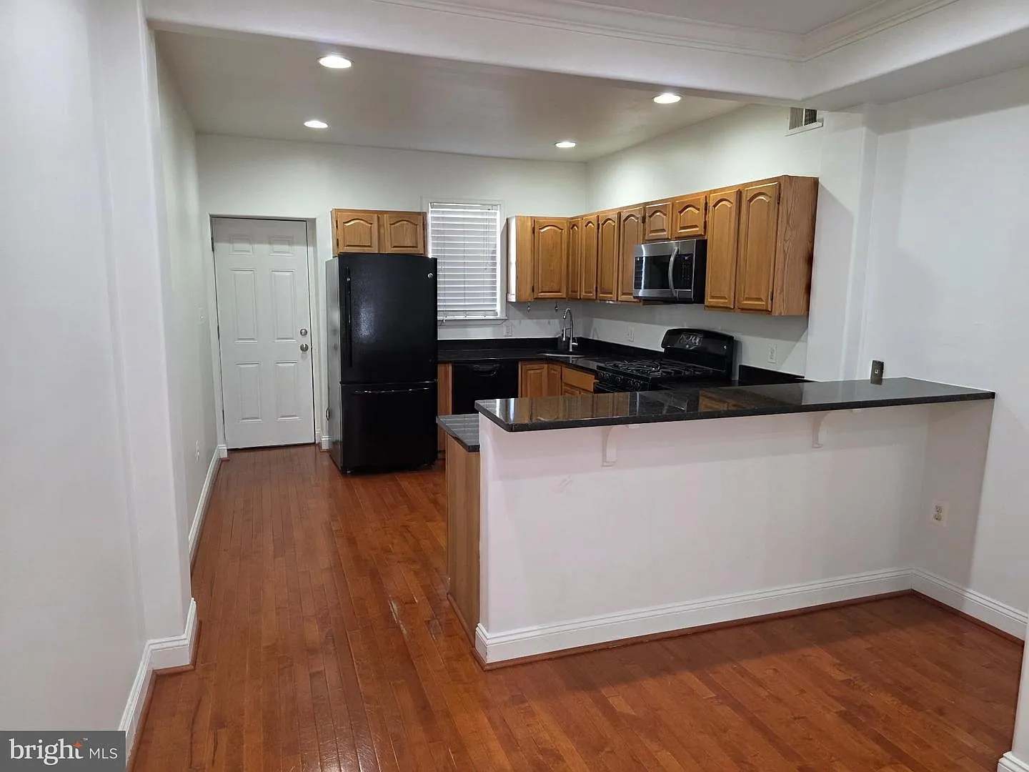2 bed, 3.5 bath, 1230 sqft, $1,900 — Photo 3