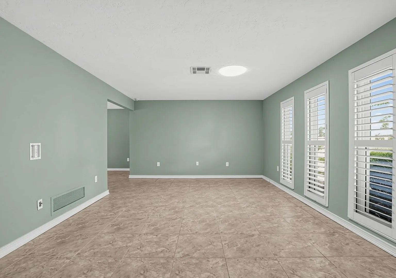Charming 3BR/2BA House with Pool in Sarasota — Photo 3