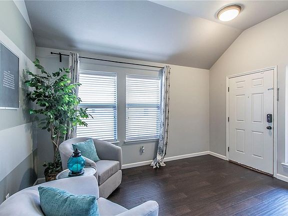 4th image of 332 Niles Ct