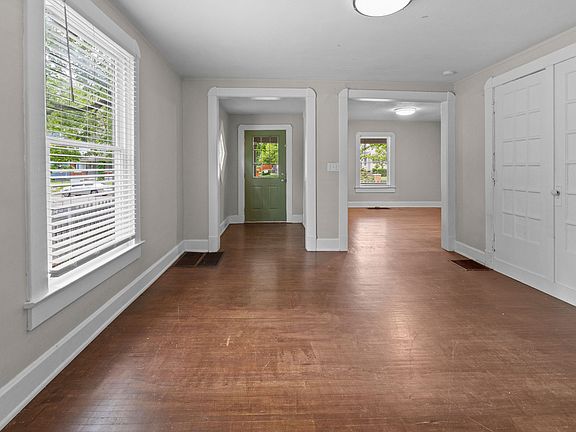 3rd image of 3901 Rookwood Ave