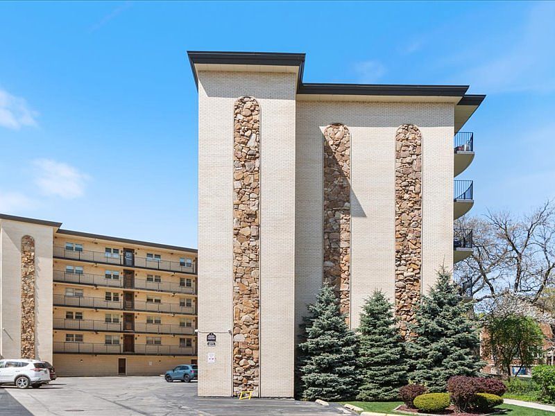 1st image of 4572 N Milwaukee Ave APT 2C