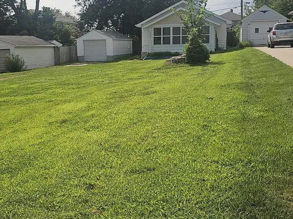 1325 Maplewood Dr NE, Cedar Rapids, IA 52402