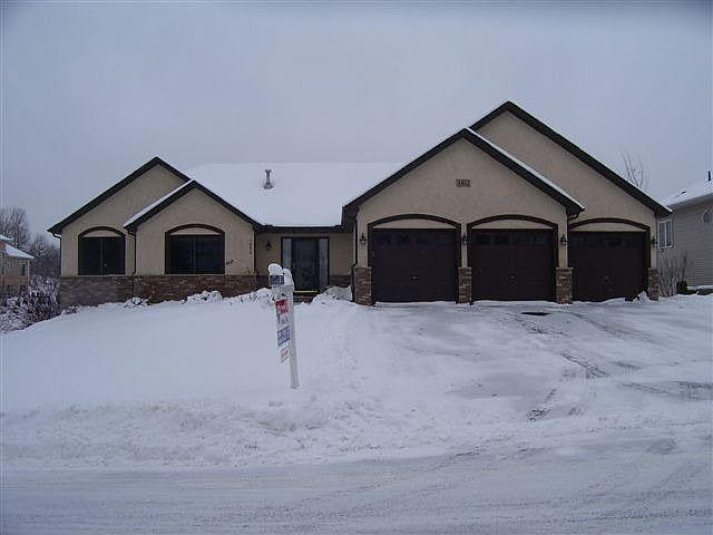 Grand walkout rambler with large lot