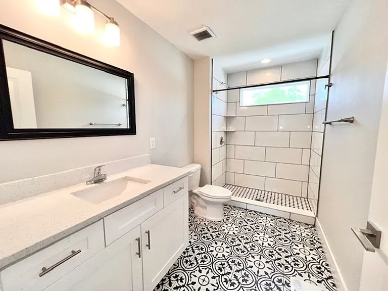 907 Randall St — Photo 16