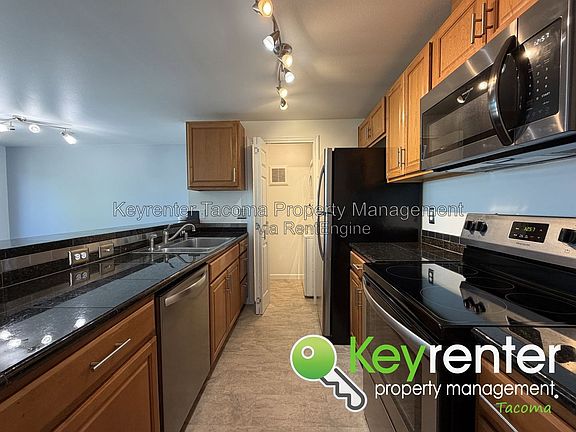 5th image of 323 S 30th St APT B