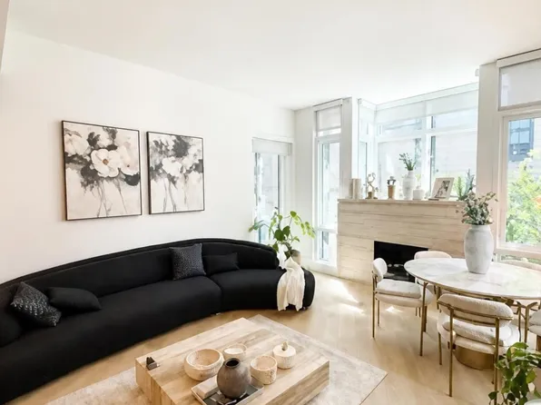 6699 Nelson Ave #204, West Vancouver, BC V7W 2B2