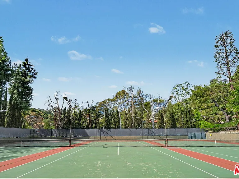 2700 Cahuenga Blvd #1203 — Photo 40