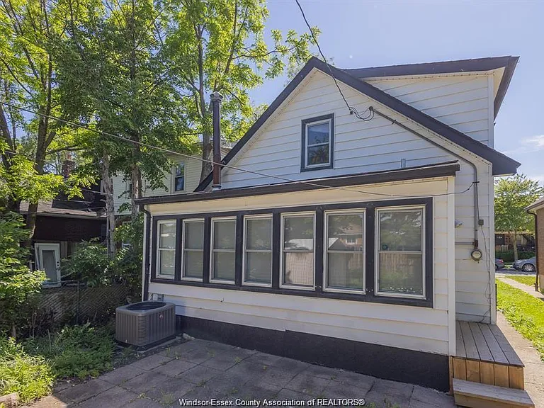 1630 Marentette Ave — Photo 18