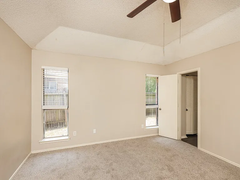 2605 Hartford Ln — Photo 10