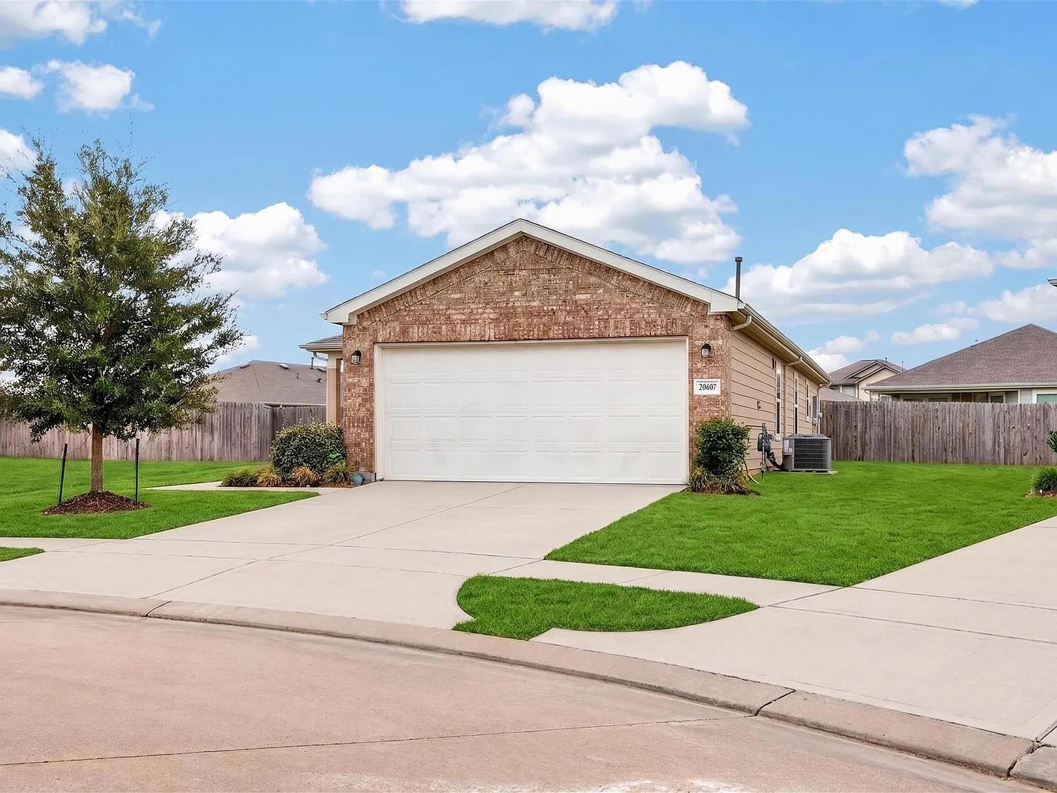 3 bed, 2.0 bath, 1369 sqft, $2,050 — Photo 2