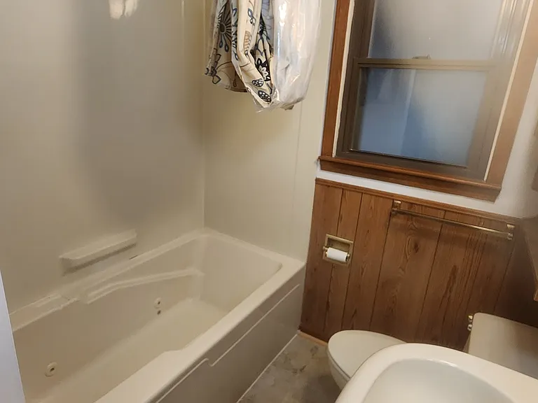 Main Bath with Jet Tub