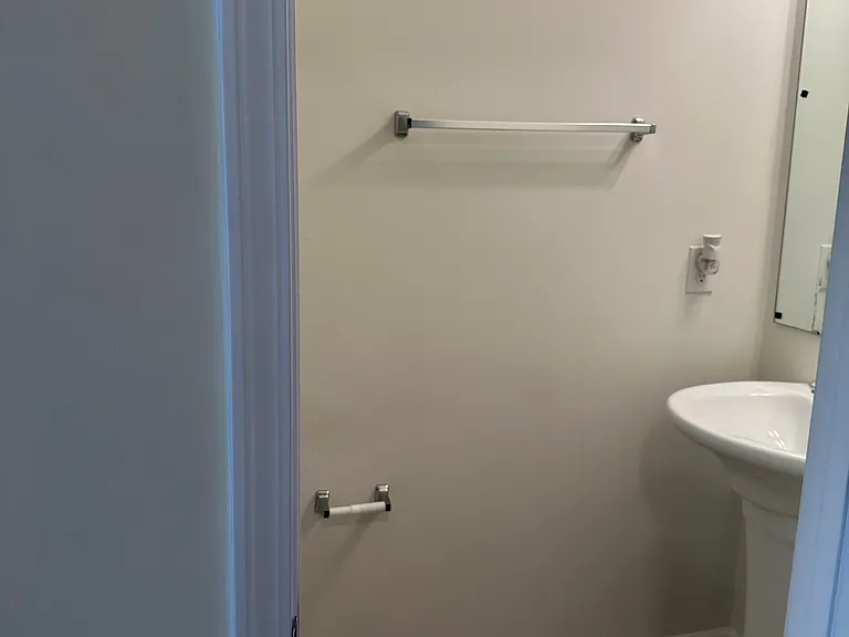 121 Summerland Dr — Photo 4