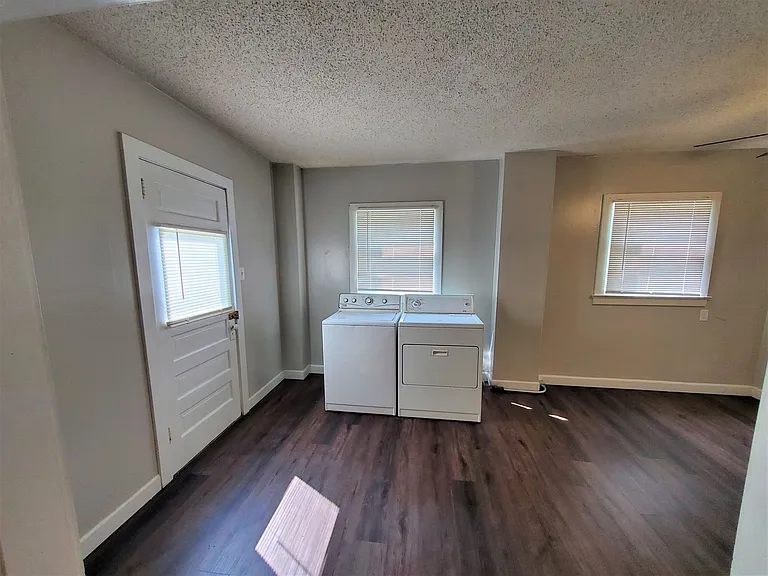 Remodeled 2 Bd with huge kitchen, dining room and living room — Photo 18