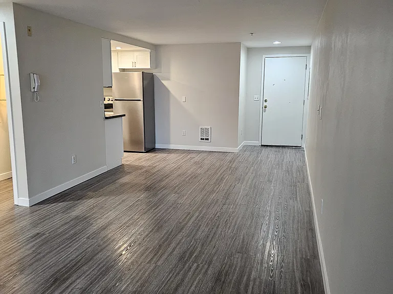 910 N 95th St #303 — Photo 2