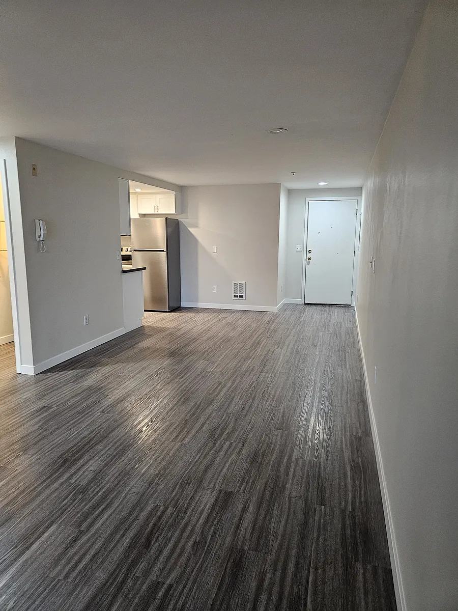 Building Photo - 910 N 95th St #303