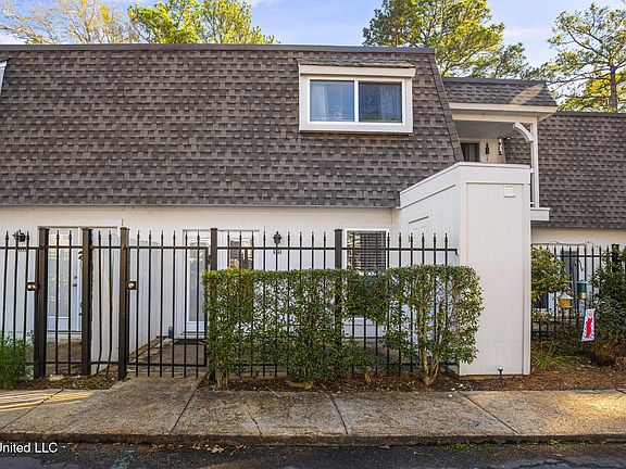 5th image of 550 Post Rd APT 121