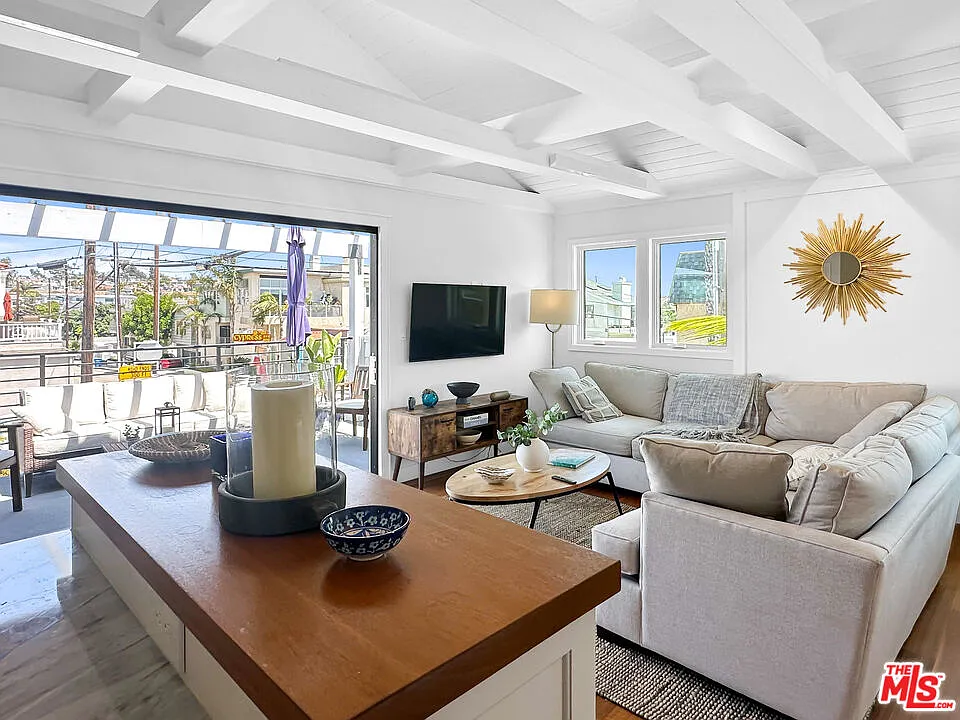 3 bed, 2.5 bath, $9,995 — Photo 2