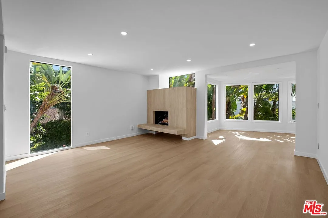 2 bed, 2.5 bath, 1260 sqft, $6,995 — Photo 2