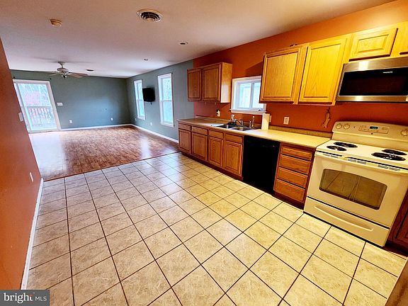 4th image of 205 Roosevelt St