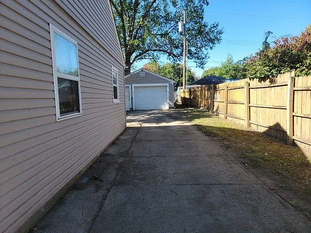 2322 Englewood Ct — Photo 13