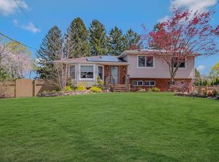 4 Auburn Dr, Greenlawn, NY 11740