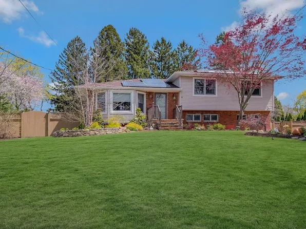 4 Auburn Drive, Greenlawn, NY 11740