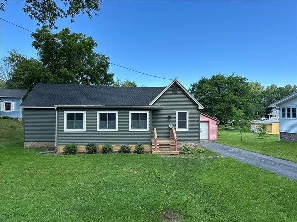 35 Bolton Ave, Alexandria Bay, NY 13607