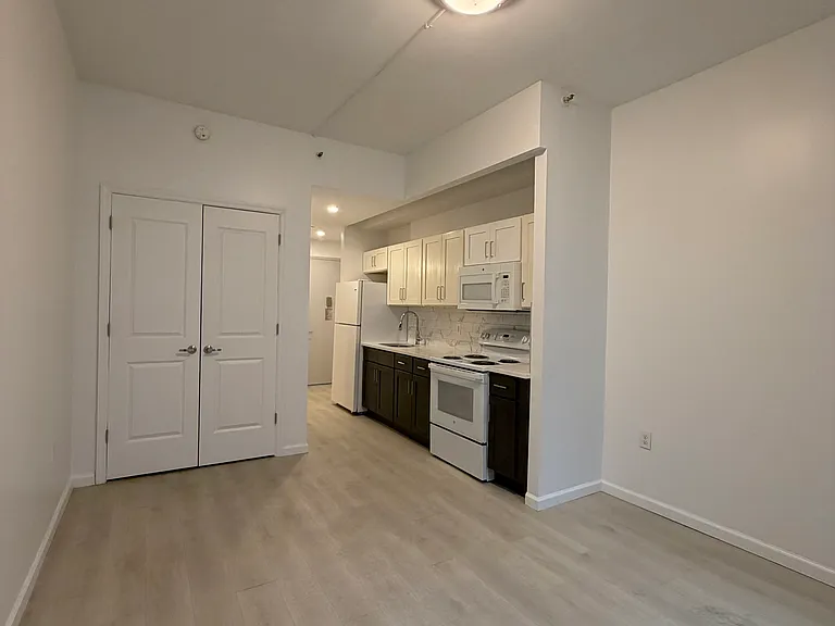 2075 Anthony Ave #404 — Photo 2
