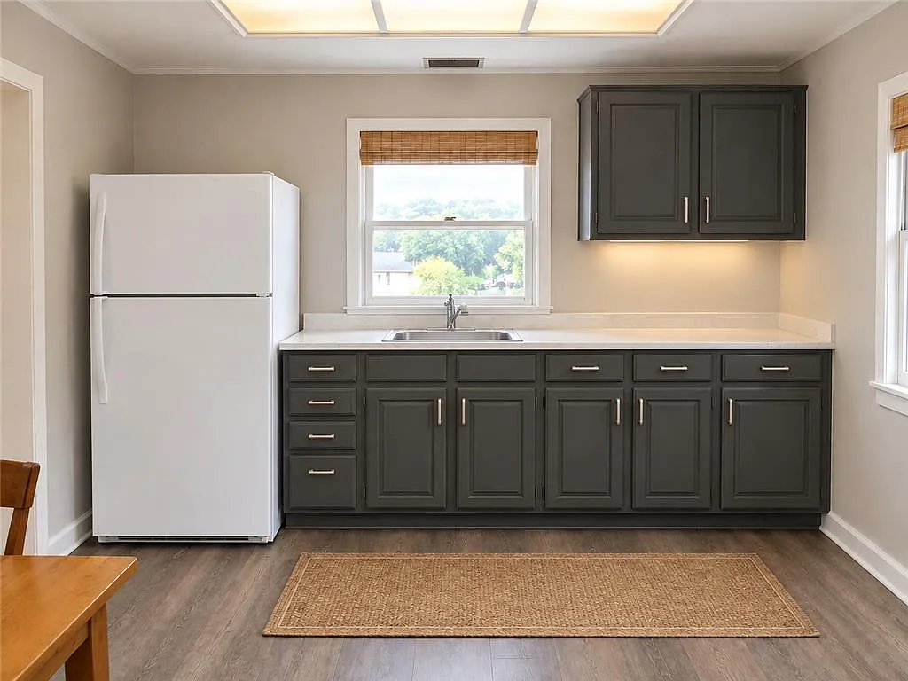 3 bed, 1.0 bath, 800 sqft, $1,700 — Photo 3