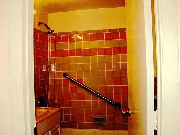 Tile bath w/ grab bars