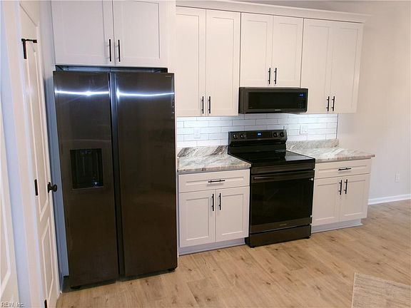 3rd image of 824 Oak Springs Ct