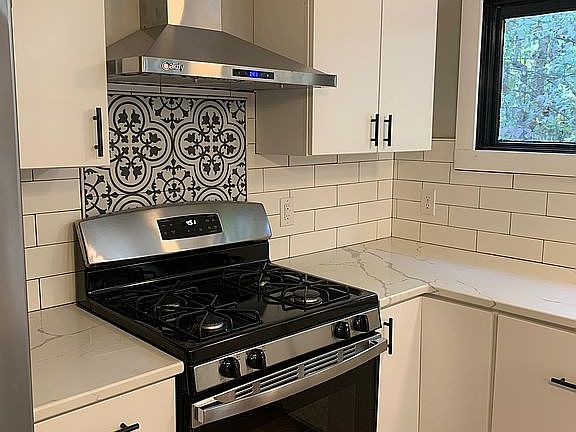 Feature tile behind oven