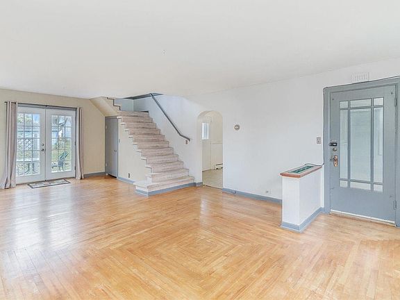 3rd image of 208 E 4th St