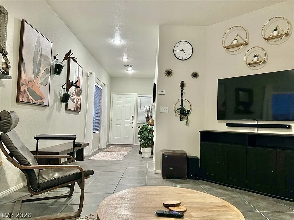 3 bed, 2.5 bath, 1769 sqft, $5,100 — Photo 3