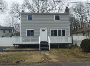 18 Pennwood Dr, Mastic Beach, NY 11951