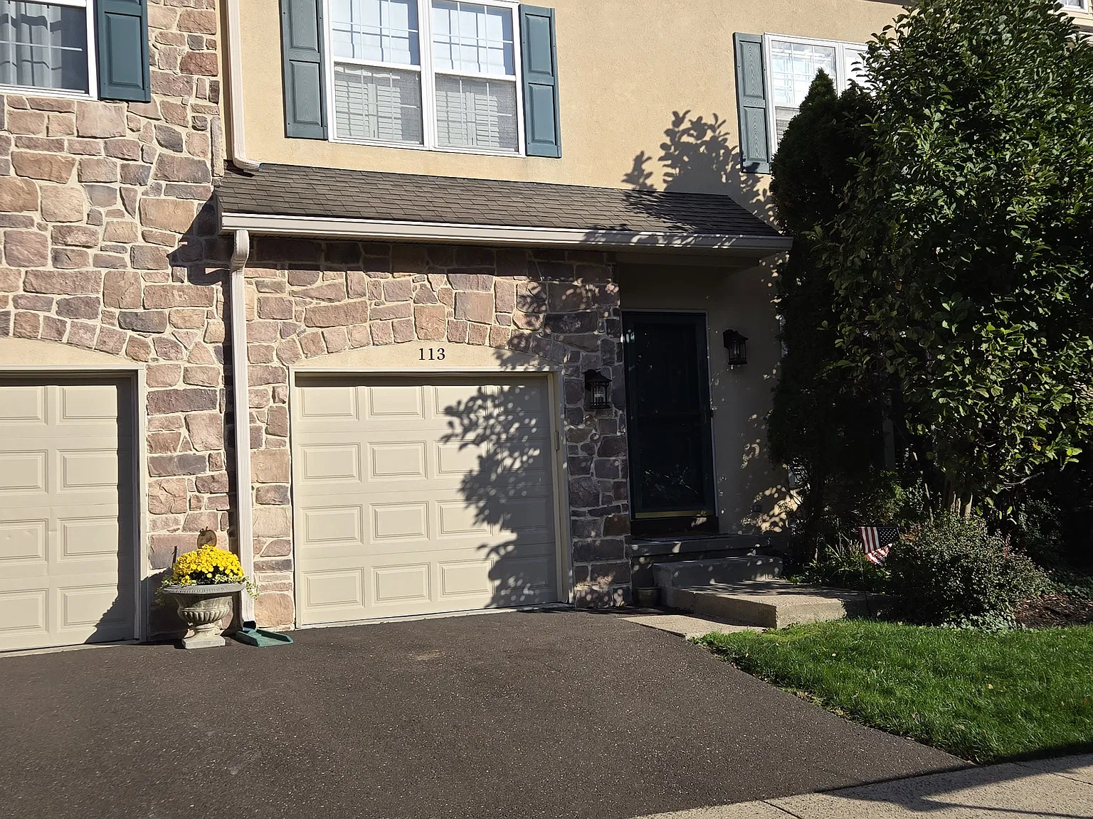 3 bed, 2.5 bath, 2862 sqft, $3,450 — Photo 2