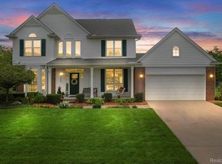 1152 Chestnut Ln, South Lyon, MI