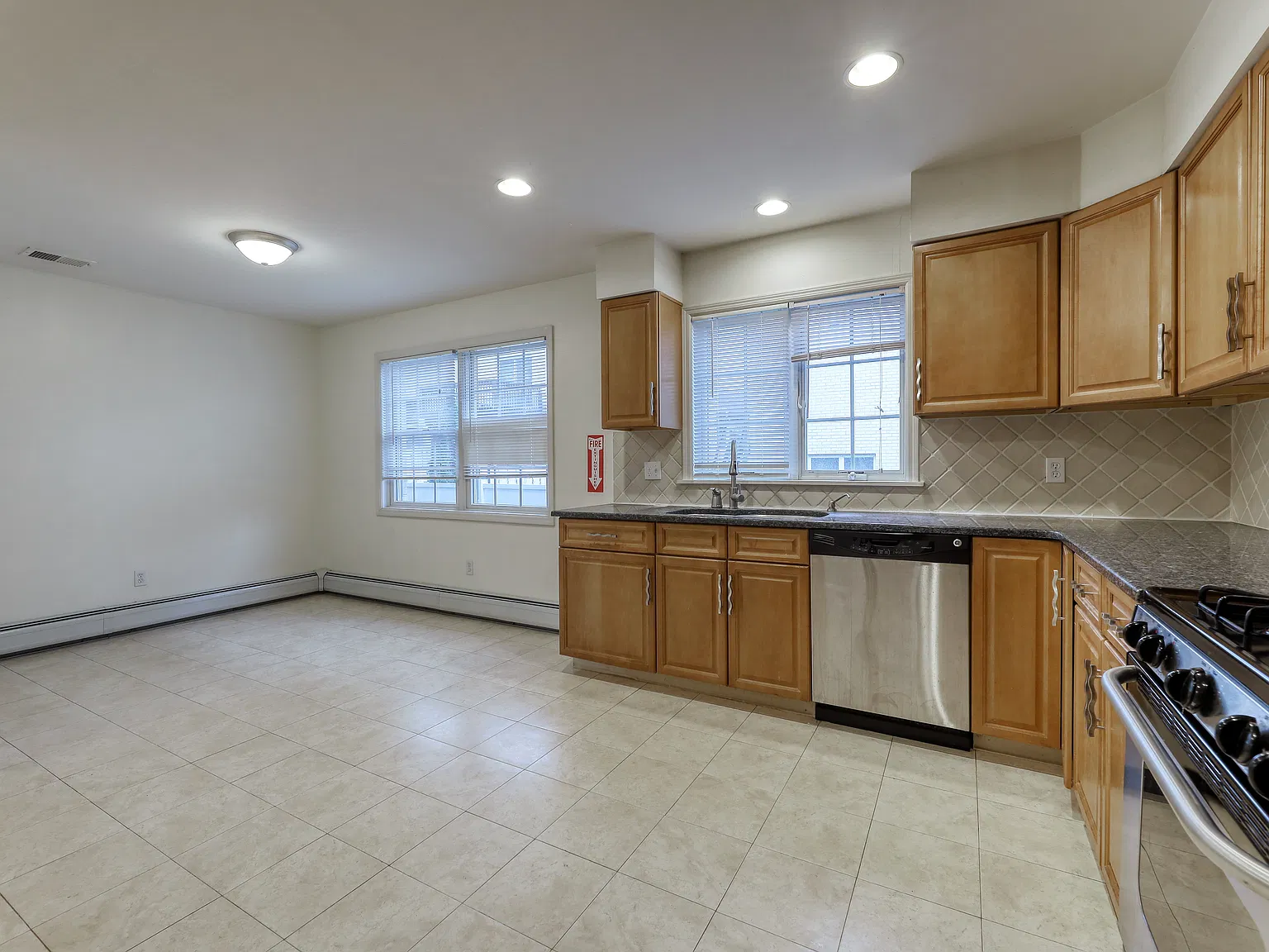 4 bed, 2500 sqft, $4,600 — Photo 3