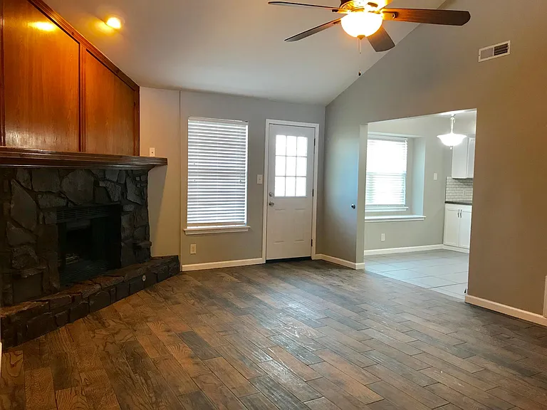 11386 S Franklin Ave — Photo 2