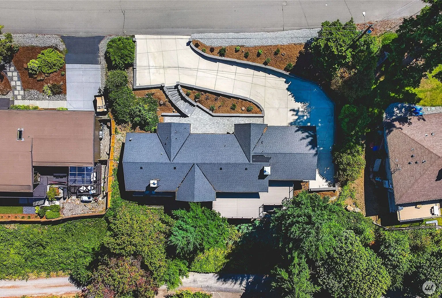 5 bed, 3200 sqft, $5,999 — Photo 2