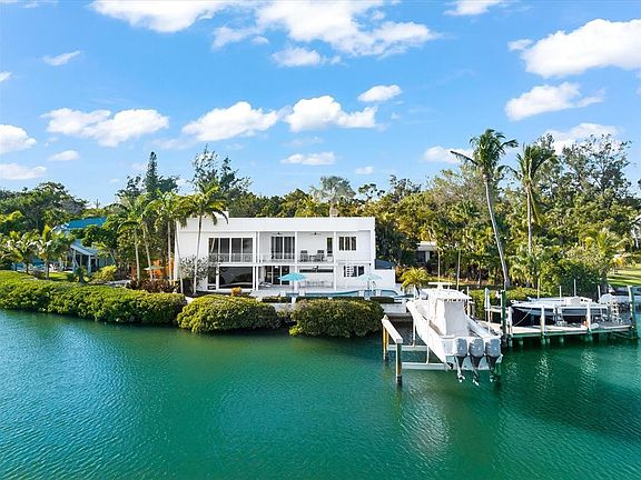 3rd image of 214 Little Pond Ln