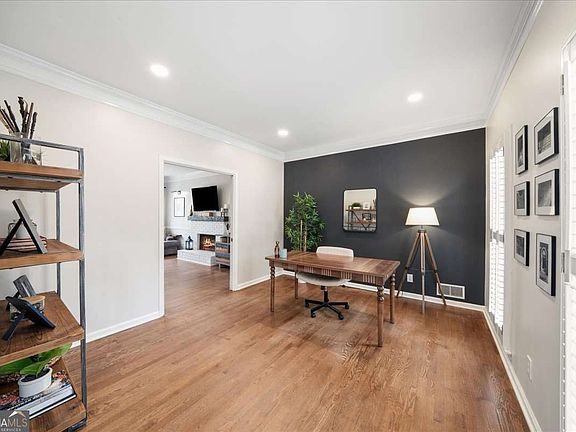 4th image of 2825 Pine St