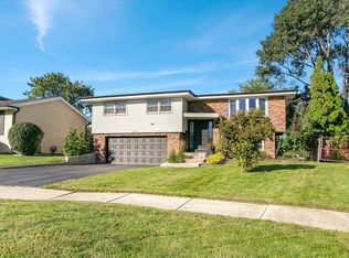 9248 S 89th Ave, Hickory Hills, IL 60457