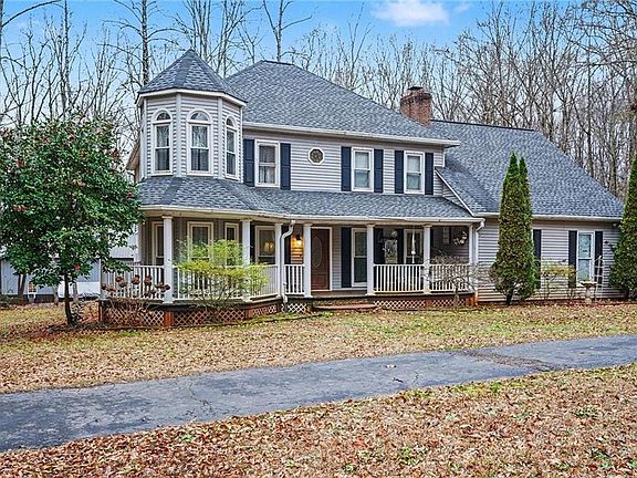 3rd image of 955 Chambers Rd