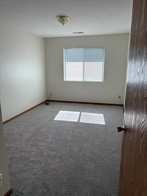 8 bed, 5252 sqft, $1,200 — Photo 4