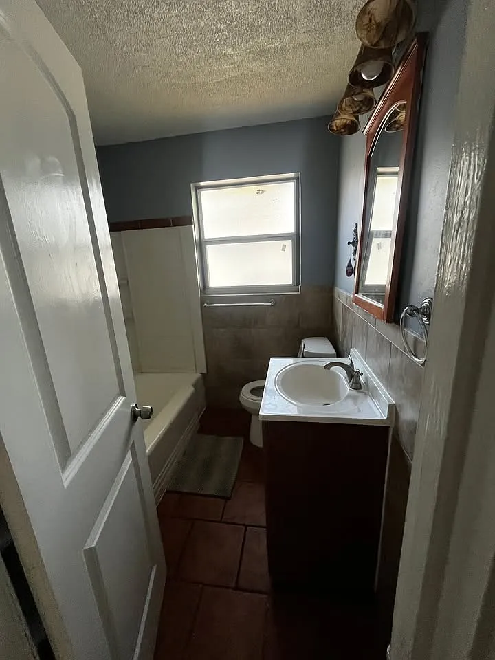 3 bed, 1160 sqft, $1,950 — Photo 1