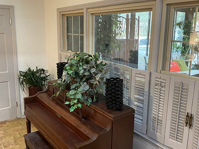A quiet corner where brick walls and piano melodies create pure comfort.