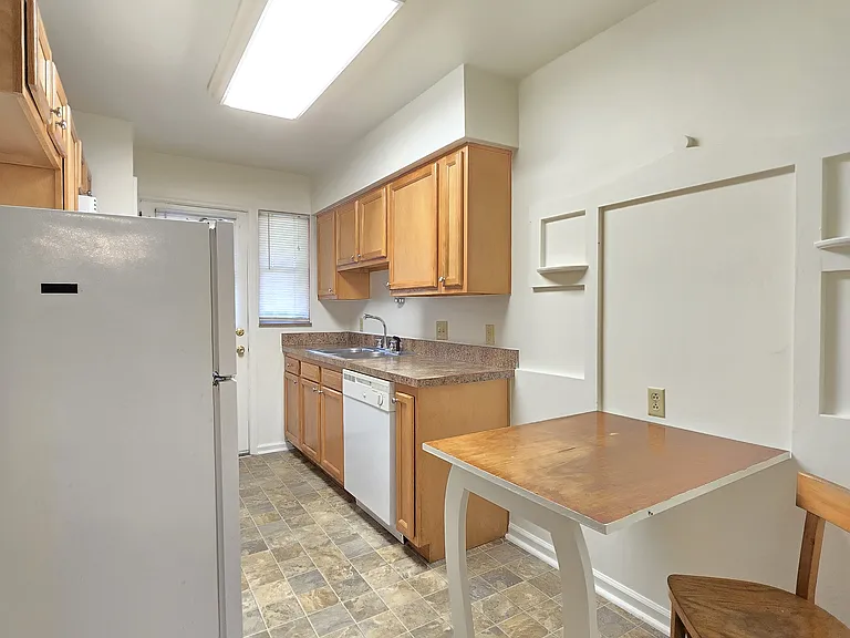 1071 S Cassingham Rd — Photo 6