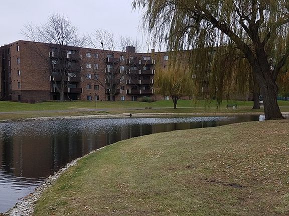 3rd image of 840 Wellington Ave Unit 205