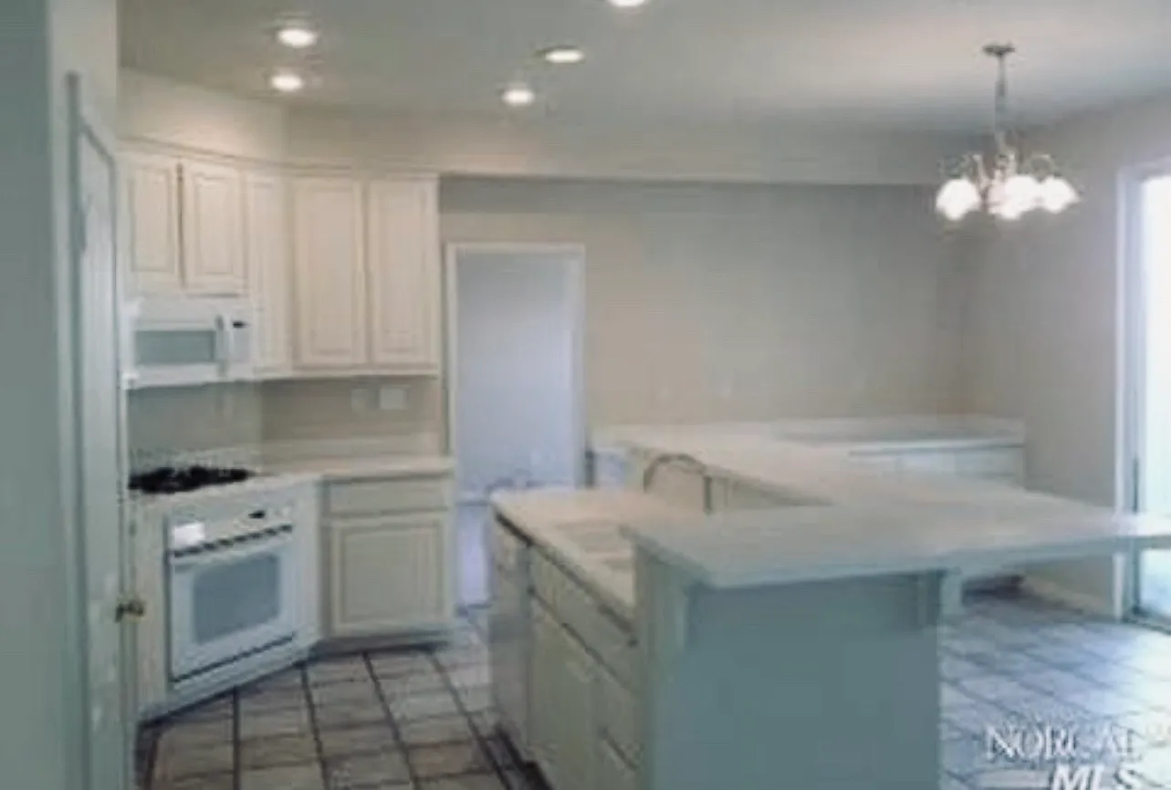 4 bed, 2556 sqft, $4,250 — Photo 4